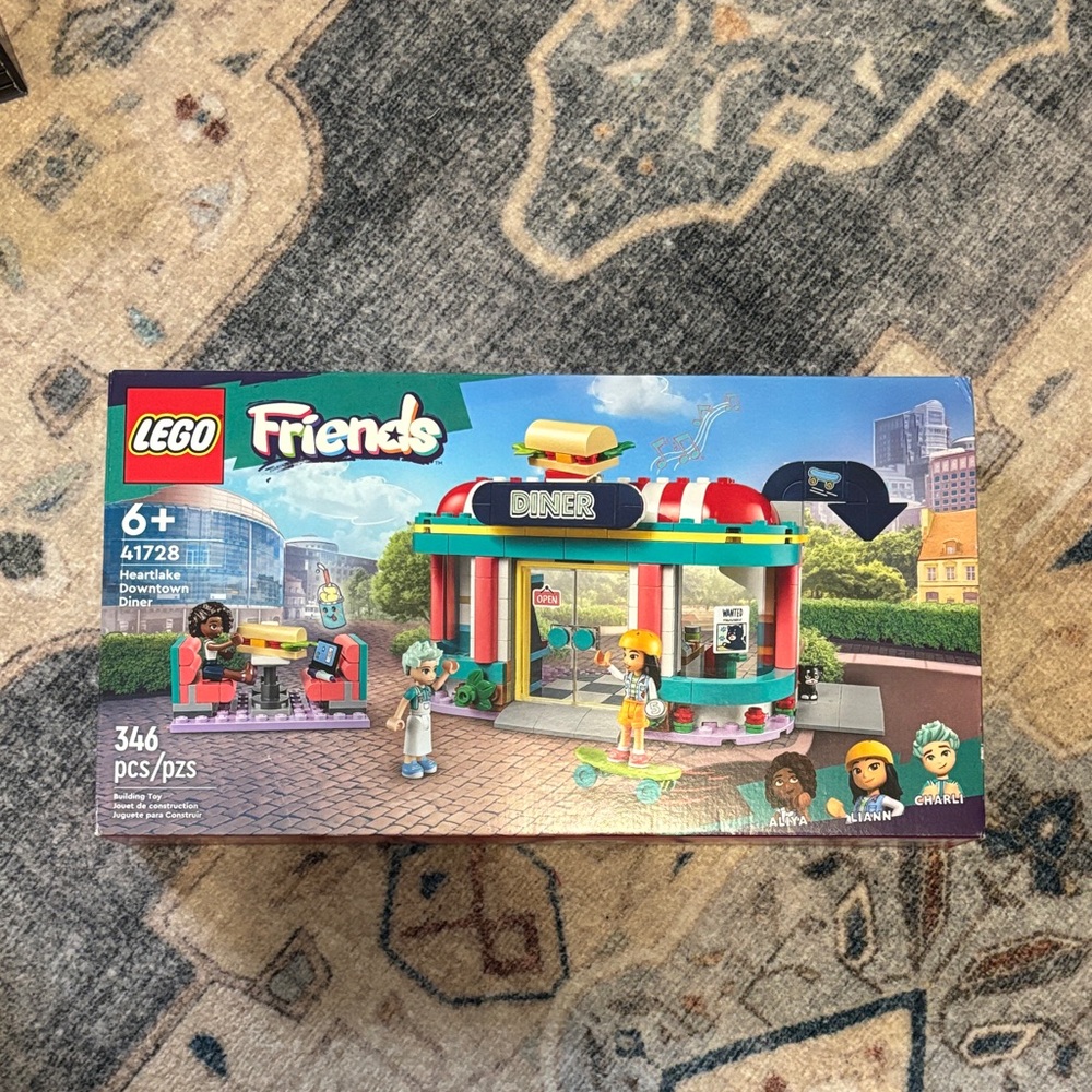 New! NWT LEGO Friends Heartlake City Diner Set with Red and Green
